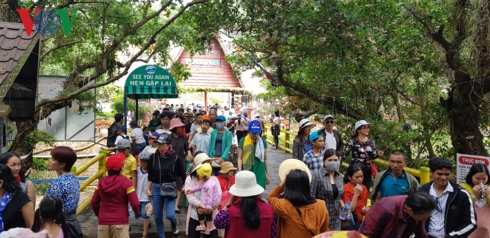 Rất đông người dân địa phương và du khách đổ về Khu du lịch thác Prenn tham dự ngày giỗ Tổ.