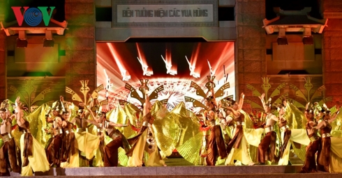 Chương trình nghệ thuật Tự hào dòng máu Lạc Hồng kỷ niệm 10 năm khánh thành Khu tưởng niệm các vua Hùng.