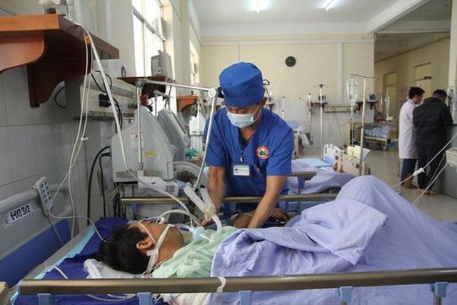Hiện anh Khiêm vẫn đang hôn mê và đang được điều trị tích cực tại Bệnh viện Đa khoa Lâm Đồng
