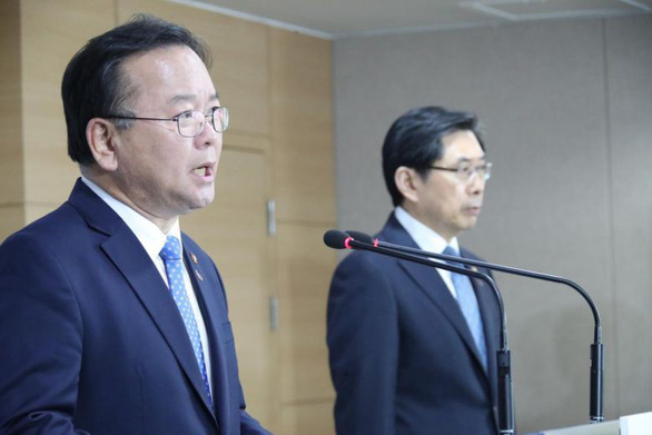Bộ trưởng Nội vụ Kim Boo Hyum (trái) và Bộ trưởng Tư pháp Park Sang Ki xin lỗi công chúng trước những cáo buộc cảnh sát thông đồng với Câu lạc bộ Burning Sun - Ảnh: EPA
