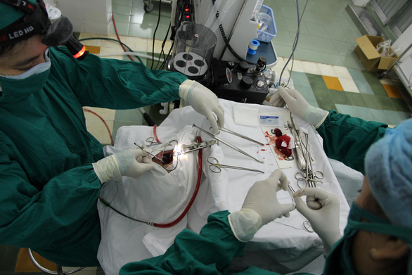Một ca phẫu thuật cắt amidan bằng kỹ thuật nạo cổ điển bóc tách cho bệnh nhân - Ảnh : Nguyễn Công Thành