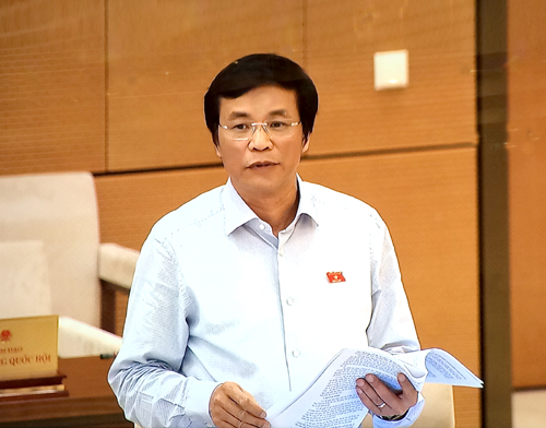 Tổng Thư ký Quốc hội Nguyễn Hạnh Phúc trình bày Báo cáo tại phiên họp. Ảnh: VGP/Nguyễn Hoàng