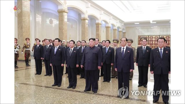 &Ocirc;ng Kim Jong-un trong chuyến thăm Cung điện Mặt trời Kumsusan h&ocirc;m 15/4. (Ảnh: Yonhap)