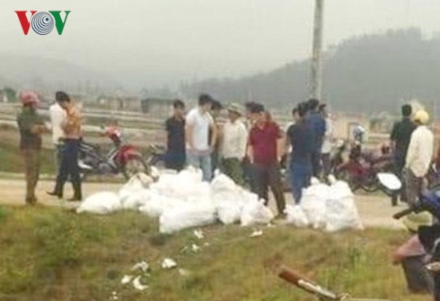  Những bao tải vô chủ nghi là ma túy đá. Ảnh: Quốc Khánh