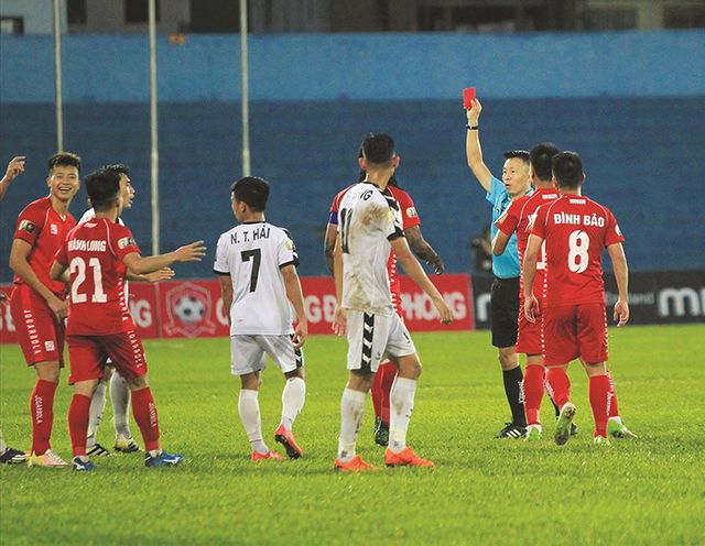 Trọng tài Trần Trung Hiếu bị treo còi từ vòng 6 V-League 2019
