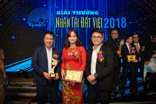 Anh Hồ Minh Đức (trái) trong đêm trao giải thưởng Nhân tài Đất Việt 2018.