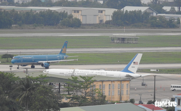 Chuyên cơ dự phòng của Tổng thống Mỹ Donald Trump - C-32 (Boeing 757) - đậu tại sân bay Đà Nẵng tháng 2-2019 - Ảnh: TRƯỜNG TRUNG