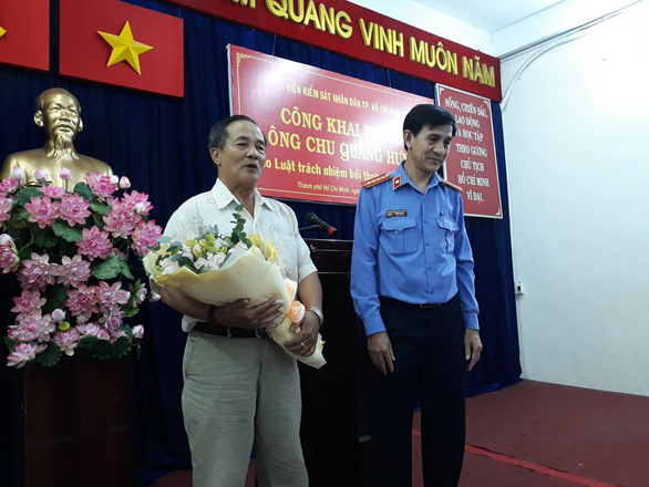 Lãnh đạo VKSND TP.HCM tặng hoa, xin lỗi ông Chu Quang Hưng - Ảnh: H.D.