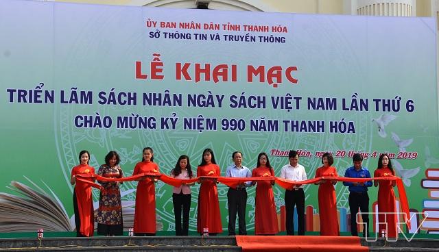Đồng chí Nguyễn Văn Phát, Trưởng Ban Tuyên giáo Tỉnh ủy và lãnh đạo các sở, ngành cắt băng khai mạc triển lãm.