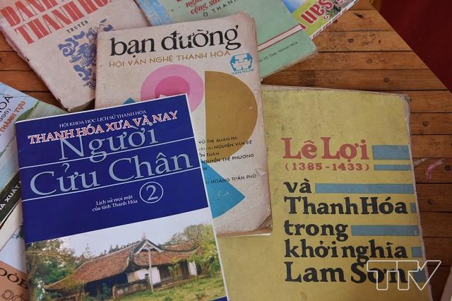 Những cuốn sách hiếm về Thanh Hóa mà nhà sư tầm sách Nguyễn Hữu Ngôn đem đến tham gia triển lãm lần này.