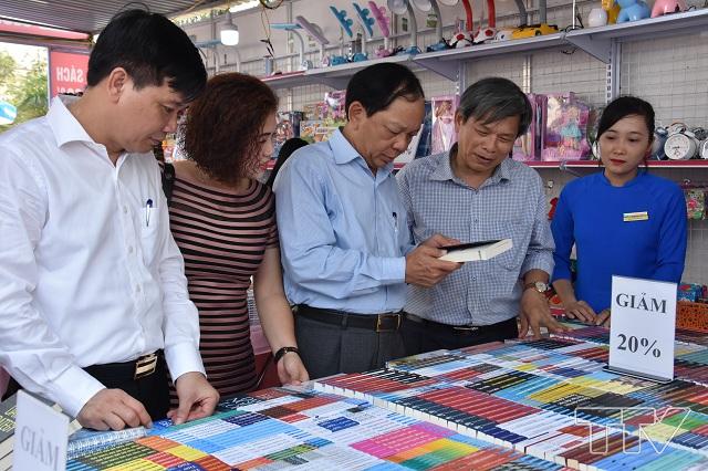 Các đại biểu tham quan gian hàng sách Tiền Phong