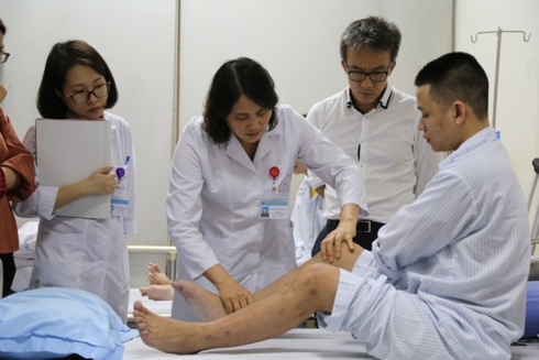 TS.BS Nguyễn Thị Mai thăm khám và tư vấn cho người bệnh Hemophilia. 