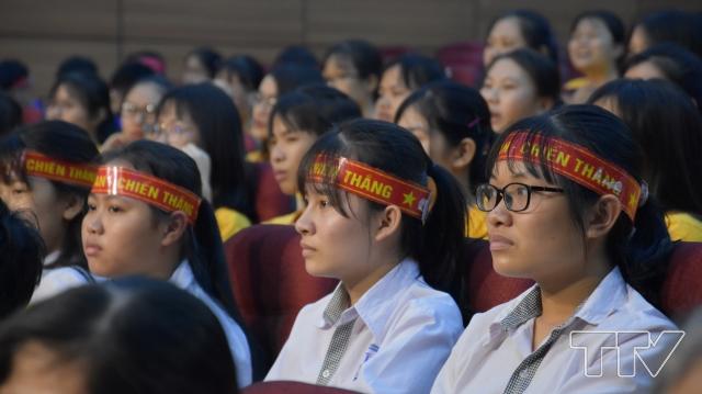 Những cổ động viên cũng tập trung tư duy cùng các thí sinh trước những câu hỏi hóc búa.