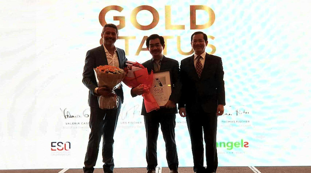 Đại diện Hội đôt quỵ châu Âu, GS.TS thần kinh học Carlos Molina (trái), trao chứng nhận đạt chuẩn chất lượng điều trị vàng cho ban giám đốc Bệnh viện Nhân dân 115 - Ảnh: HL