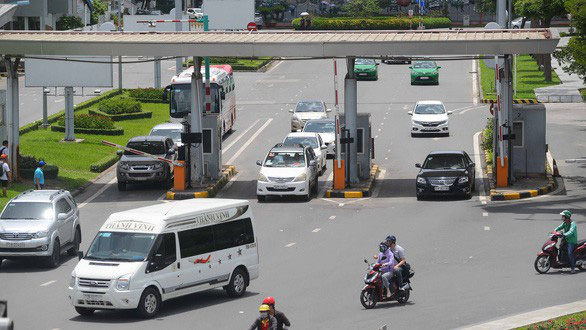Thu phí ôtô sử dụng sân, đường khi ra vào cảng hàng không quốc tế Tân Sơn Nhất, TP.HCM - Ảnh: QUANG ĐỊNH
