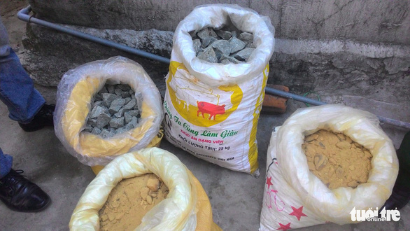 Liên tục khám xét, cơ quan chức năng phát hiện hơn nửa tấn thuốc nổ giấu khắp nơi - Ảnh: N.C