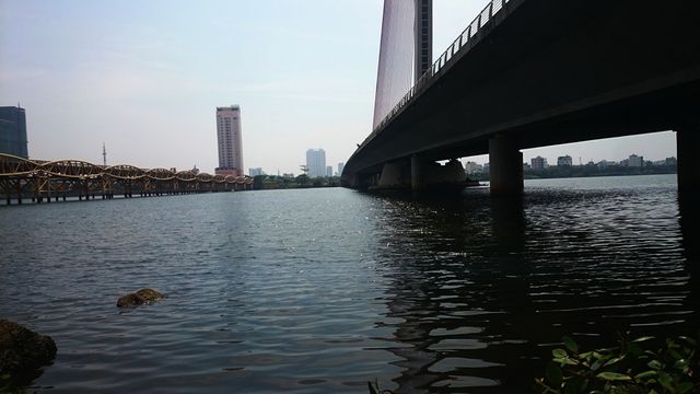 D&ograve;ng nước đen k&eacute;o d&agrave;i h&agrave;ng trăm m&eacute;t ở khu vực s&ocirc;ng H&agrave;n đoạn cầu Trần Thị L&yacute;