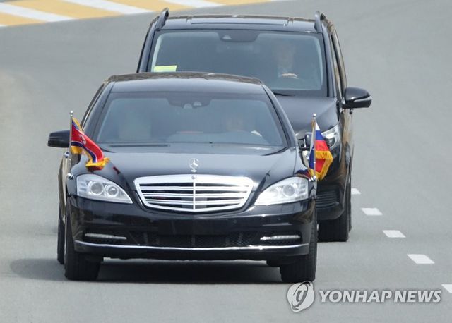 Xe hộ tống nhà lãnh đạo Triều Tiên Kim Jong-un trong chuyến thăm Nga. (Ảnh: Yonhap)