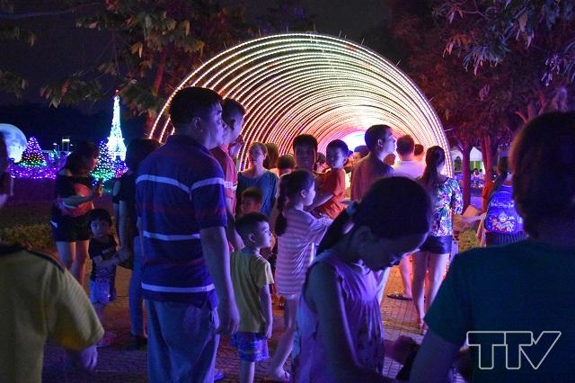 21 giờ đêm nhưng lượng khách đến tham quan, check in lễ hội ánh sáng tại công viên Hội An vẫn đông nghịt.