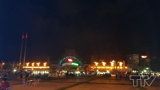 Càng về đêm, người dân đổ về Quảng trường Lam Sơn càng đông để tận hưởng không gian mát mẻ và những giây phút thư giãn bên gia đình