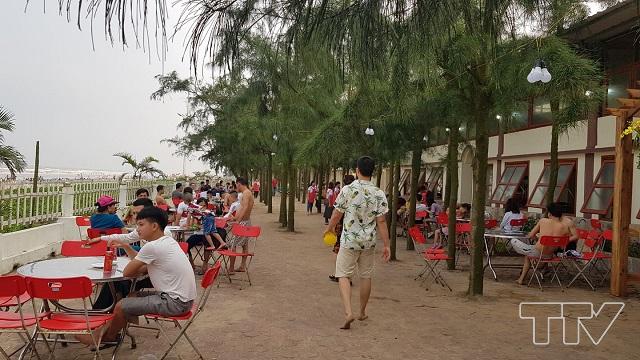 Khu vực ăn uống cũng đã kín bàn