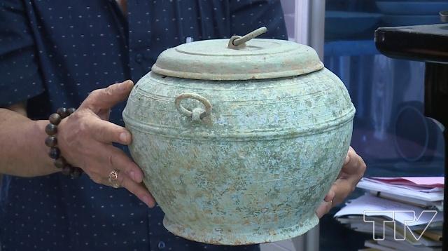 Chiếc chum đồng còn nguyên vẹn này cũng là những cổ vật tiêu biểu của nền văn hóa Đông Sơn.