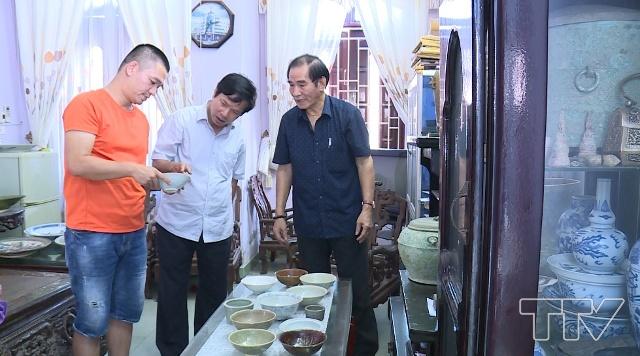 Nhà sưu tầm cổ vật Hồ Quang Sơn - Chủ tịch Hội Di sản văn hóa và Cổ vật Thanh Hóa (Bên phải ảnh)