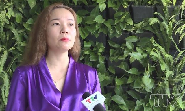 KTS Minh Hương - Giám đốc công ty TNHH Thiết kế-Xây dựng và Mỹ thuật Minh Hương:Thi công vườn đứng phù hợp bất cứ nơi nào, tuy nhiên phù hợp nhất tại vị trí giếng trời, gầm cầu thang, sân thượng. Nhiều ngôi nhà sử dụng mảng cây xanh này để trang trí, như tại nhà hàng, văn phòng