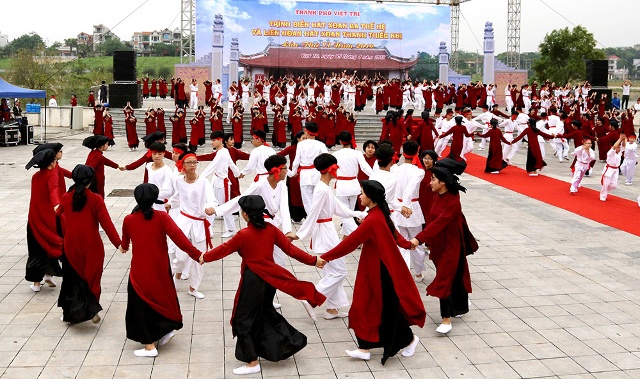 600 nghệ nhân và học sinh thành phố Việt Trì trình diễn Hát Xoan ba thế hệ trong dịp GTHV-LHĐH năm 2019. Ảnh: NGUYÊN AN