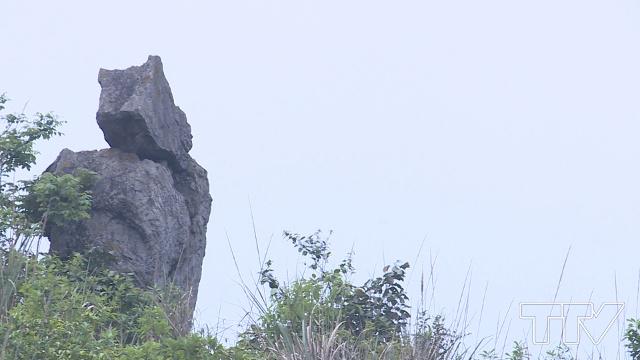 Cận cảnh khối đá hình chum vàng