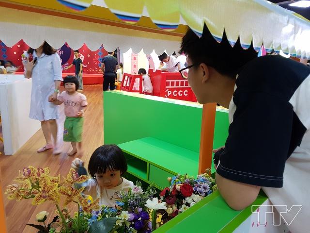 Một cửa hàng bán hoa dành cho bé.