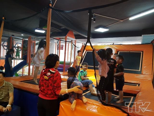 Khu vực sàn nhún được trung tâm thiết kế phù hợp với trẻ em về độ cao, có lưới bảo vệ, có đệm mút an toàn xung quanh.