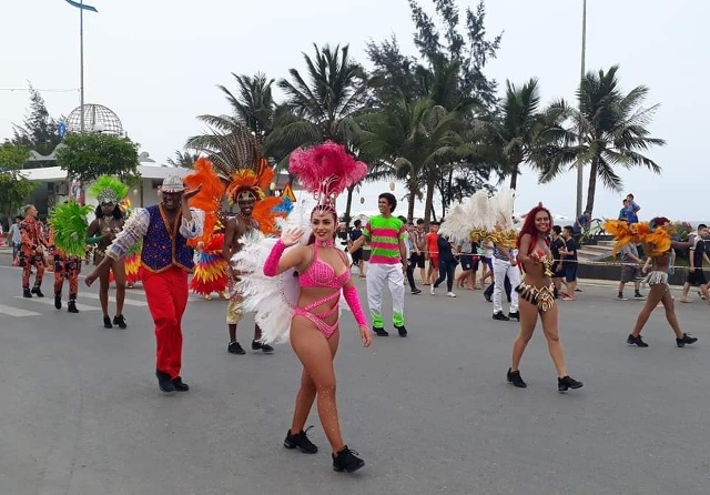 Lần đầu tiên, người dân và du khách đến với Sầm Sơn được chiêm ngưỡng những trang phục rữc rỡ nhiều sắc mầu, được thiết kế rất cầu kỳ của các vũ công.