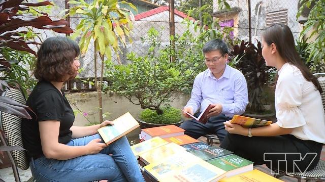 Ông Hoàng Văn Tú (giữa ảnh) - Giám đốc Nhà xuất bản Thanh Hoá
