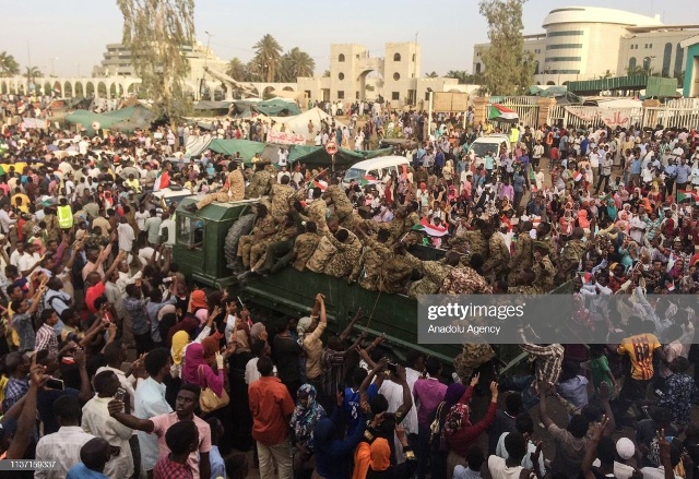 Người dân Sudan tập trung trước trụ sở bộ quốc phòng tại thủ đô Khartoum hôm 14/4/2019, yêu cầu thành lập chính phủ dân sự. (Ảnh: Stringer/Anadolu Agency/Getty Images)