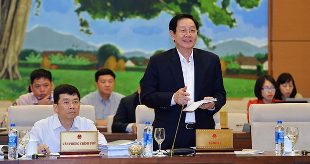 Bộ trưởng Bộ Nội vụ Lê Vĩnh Tân trình bày tờ trình tại phiên họp sáng 17.4, phiên họp thứ 33 của Ủy ban Thường vụ Quốc hội.