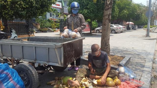 Nhiều người tìm mua dừa nước để giải khát trong ngày nắng nóng