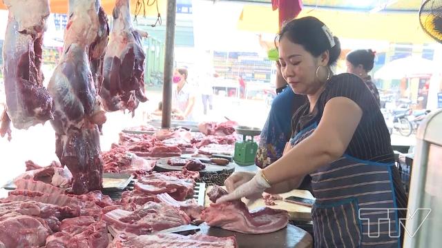 Bà Doãn Thị Thanh, Kinh doanh thịt lợn ở Chợ Cột Đỏ, thành phố Sầm Sơn: Tôi đi lấy thịt ở các lò mổ, có dấu kiểm dịch của cơ quan thú y nên khách hàng mua có thể yên tâm. Mình có bán ngon lần sau người ta mới lại hàng.