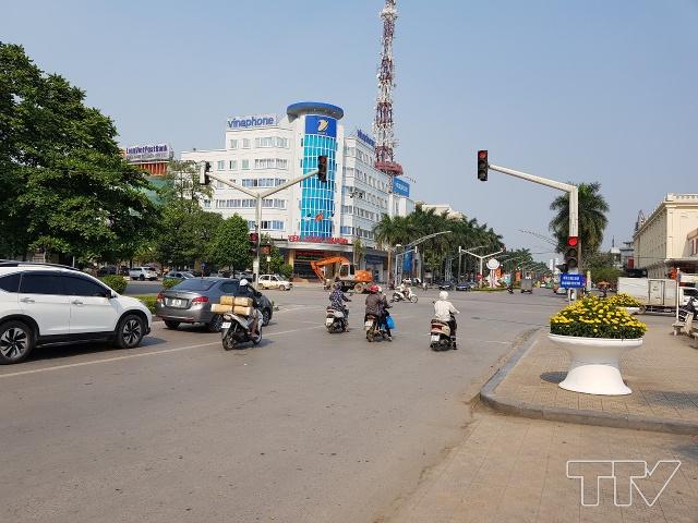 Ngã tư Bưu Điện - Là nơi hàng ngày phương tiện qua lại rất đông, hôm nay cũng vắng vẻ hơn. 