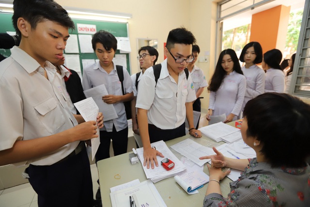 Học sinh lớp 12 Trường THPT Trần Quang Khải Q.11, TP.HCM nộp hồ sơ đăng ký dự thi THPT quốc gia năm 2019 - Ảnh: NHƯ HÙNG