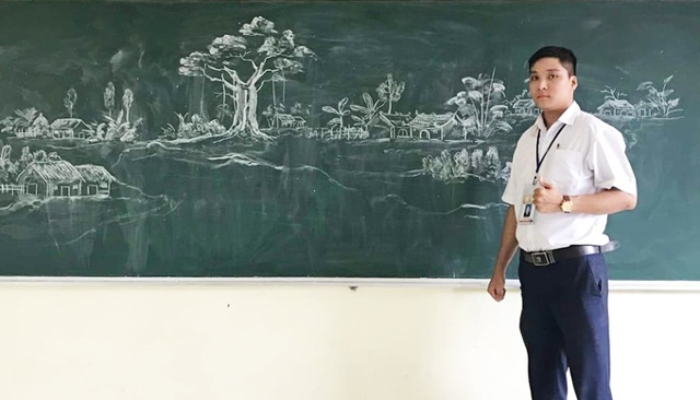 Thầy gi&aacute;o L&ecirc; Đức H&ugrave;ng (gi&aacute;o vi&ecirc;n trường THCS v&agrave; THPT Thống Nhất, huyện Y&ecirc;n Định, Thanh H&oacute;a) được học tr&ograve; y&ecirc;u mến, th&aacute;n phục v&igrave; thường xuy&ecirc;n vẽ những bức tranh sinh động về danh lam thắng cảnh nổi tiếng của Việt Nam trong c&aacute;c giờ học Mỹ thuật.