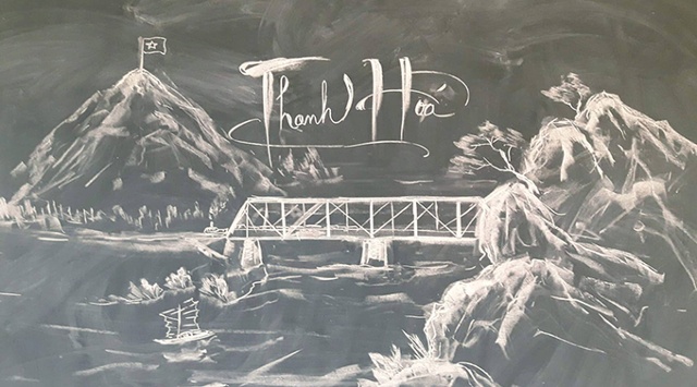 Cầu H&agrave;m Rồng, di t&iacute;ch lịch sử xứ Thanh. Trong 6 năm c&ocirc;ng t&aacute;c ở trường, thầy gi&aacute;o 31 tuổi đ&atilde; vẽ h&agrave;ng trăm bức tranh về nhiều chủ đề.
