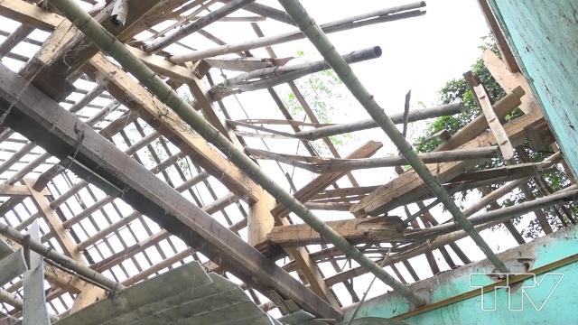 Do ảnh hưởng của gi&ocirc;ng lốc, hơn 20 hộ d&acirc;n tại x&atilde; Thạch Tượng, Thạch Quảng, huyện Thạch Th&agrave;nh đ&atilde; bị sập v&agrave; tốc m&aacute;i