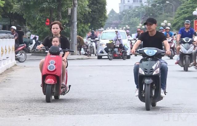 Nhiều người không đội mũ bảo hiểm khi tham gia giao thông