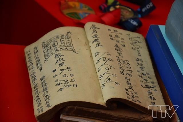 Cuốn sách cổ tại gian trưng bày của huyện Ngọc Lặc.