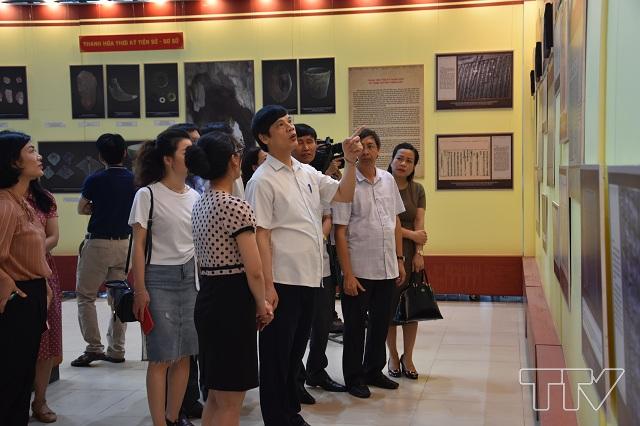 Đồng chí Chủ tịch UBND tỉnh tham quan tại khu vực trưng bày chung về Thanh Hóa qua các thời kỳ.