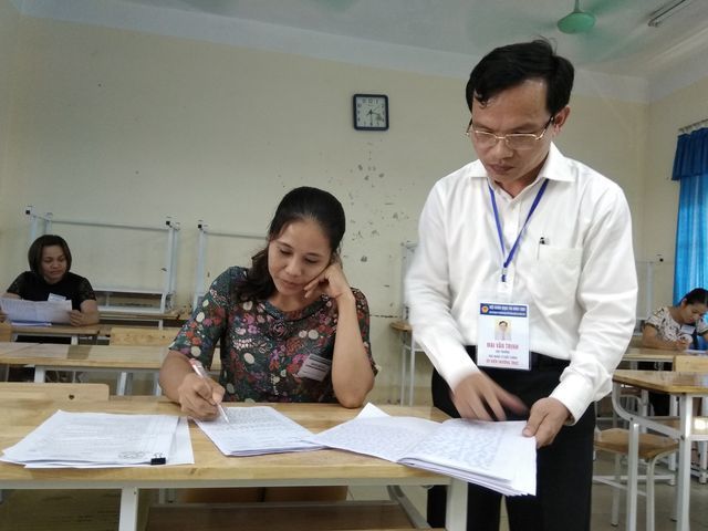 Ông Mai Văn Trinh - Cục trưởng Cục Quản lý chất lượng Bộ GD&ĐT kiểm tra chấm thi môn Ngữ văn kỳ thi THPT quốc gia 2018 ở Hòa Bình. (Ảnh: Mỹ Hà)