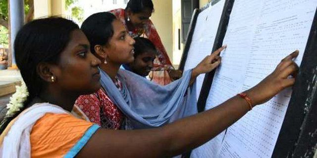 Học sinh lớp 12 ở bang Telangana xem kết quả thi cuối cấp. Ảnh: Indian Express