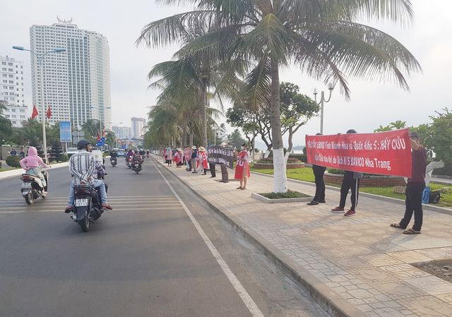 Khách hàng mua căn hộ khách sạn Bavico International Hotel Nha Trang căng băng rôn trên đường Trần Phú, TP Nha Trang để đòi quyền lợi, sáng 2/5