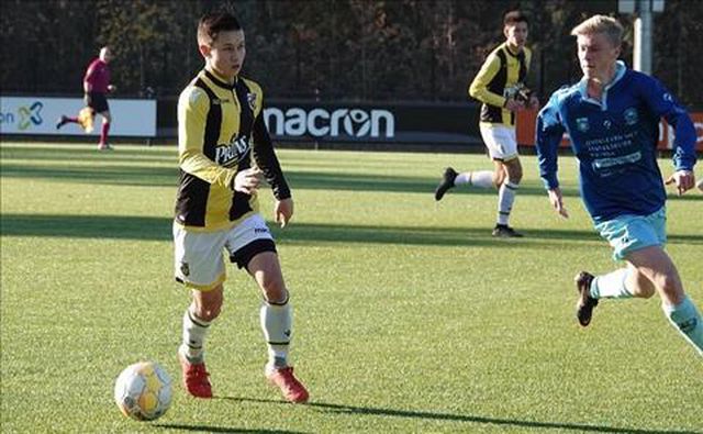 Kelvin Bùi (trái) trong màu áo U17 Vitesse Arnnhem